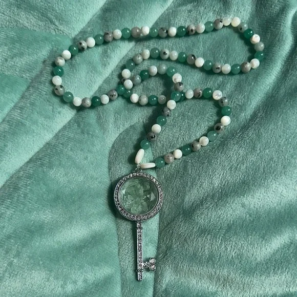 Aventurine & Pearl Stretch Necklace (Aventurine, Kiwi Jasper & Mother of Pearl) - Picture 5 of 7